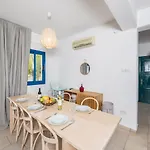 Azzurro Villa Peyia